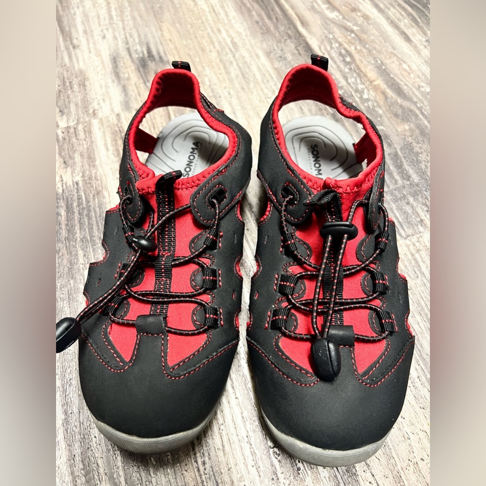 Boys Sonoma waterproof sandals size 3.